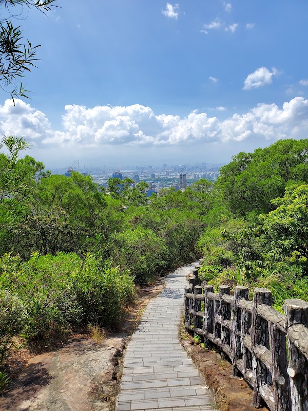 軍艦岩親山步道