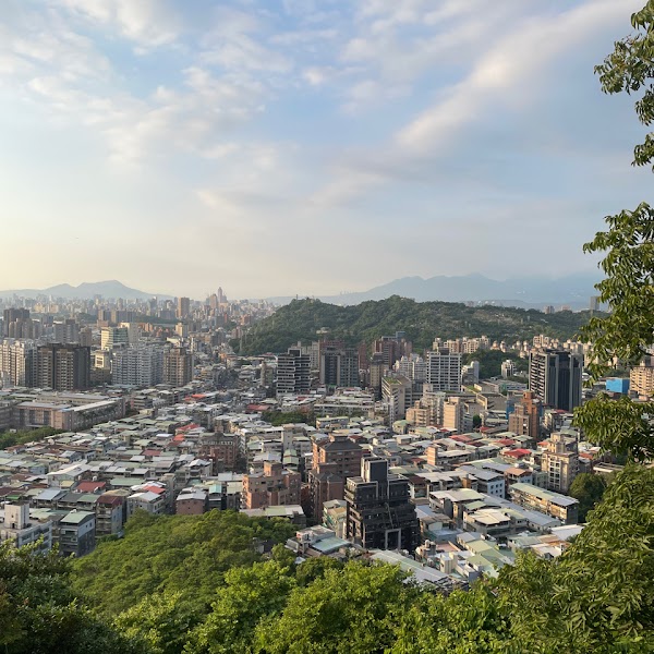 仙跡岩步道-景興路登山口牌樓